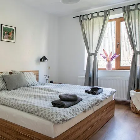 招待所 къща до гората