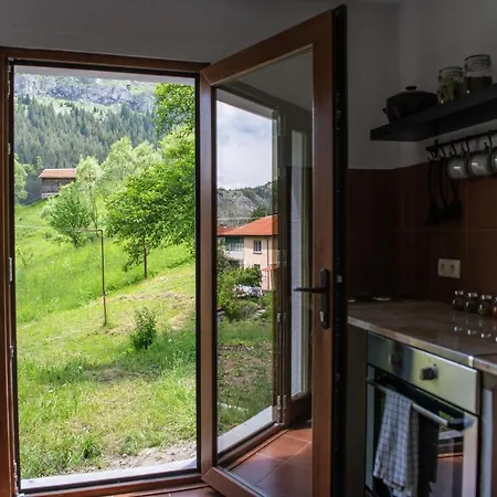 къща до гората