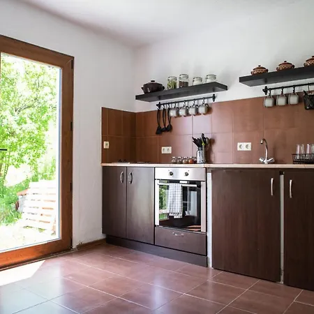 къща до гората 招待所 3*