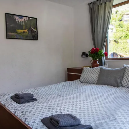 къща до гората 招待所