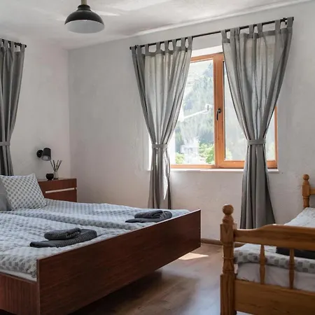 招待所 къща до гората