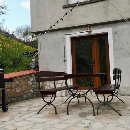 招待所 къща до гората