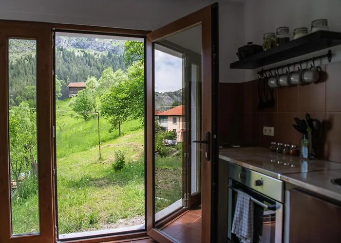 къща до гората